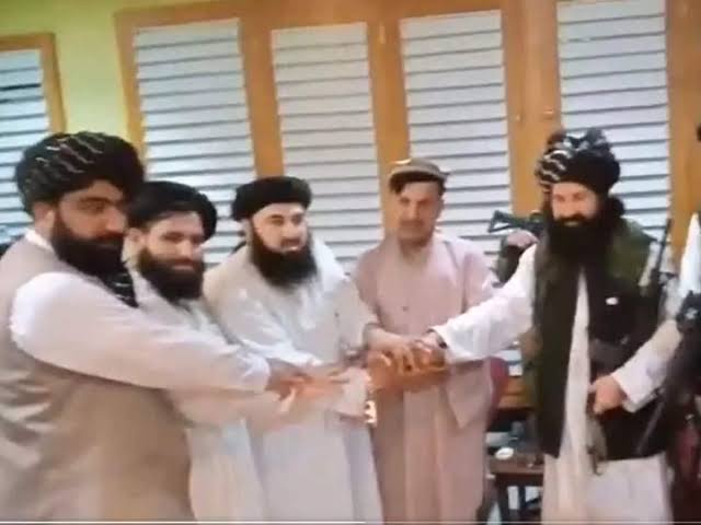 अफगानी राष्ट्रपति अशरफ़ गनी के भाई ने तालिबान लड़ाकों से मिलाया हाथ, पूरी तरह से मदद करने का किया ऐलान